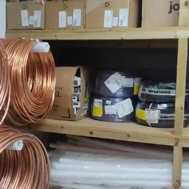 Estoque de tubos de cobre e materiais de instalação da MFG